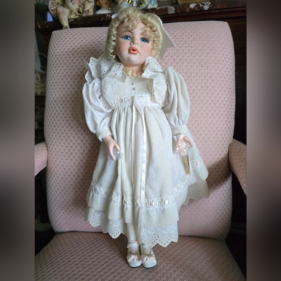 Delton Fine Collectables 21" Lorena 6001_0 - Picture 3 of 4